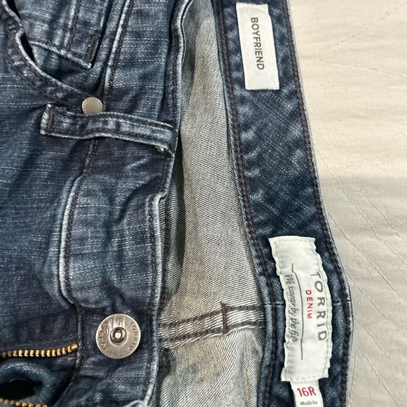 TORRID boyfriend jeans - Picture 3 of 3